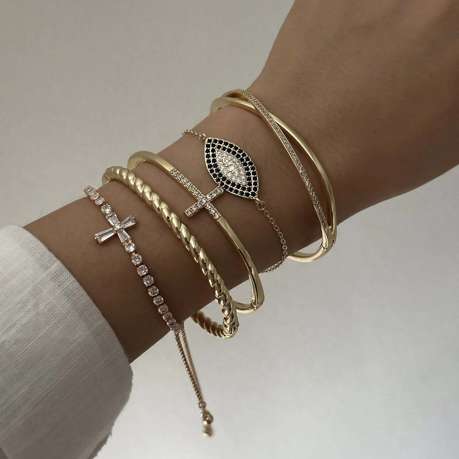 Trendige Vergoldete Edelstahl-Armreifen für Damen und Herren Funkelnde Kubische Zirkonia CZ Kreuz-Armreifen Charms Party-Schmuck Geschenke – Detail 3