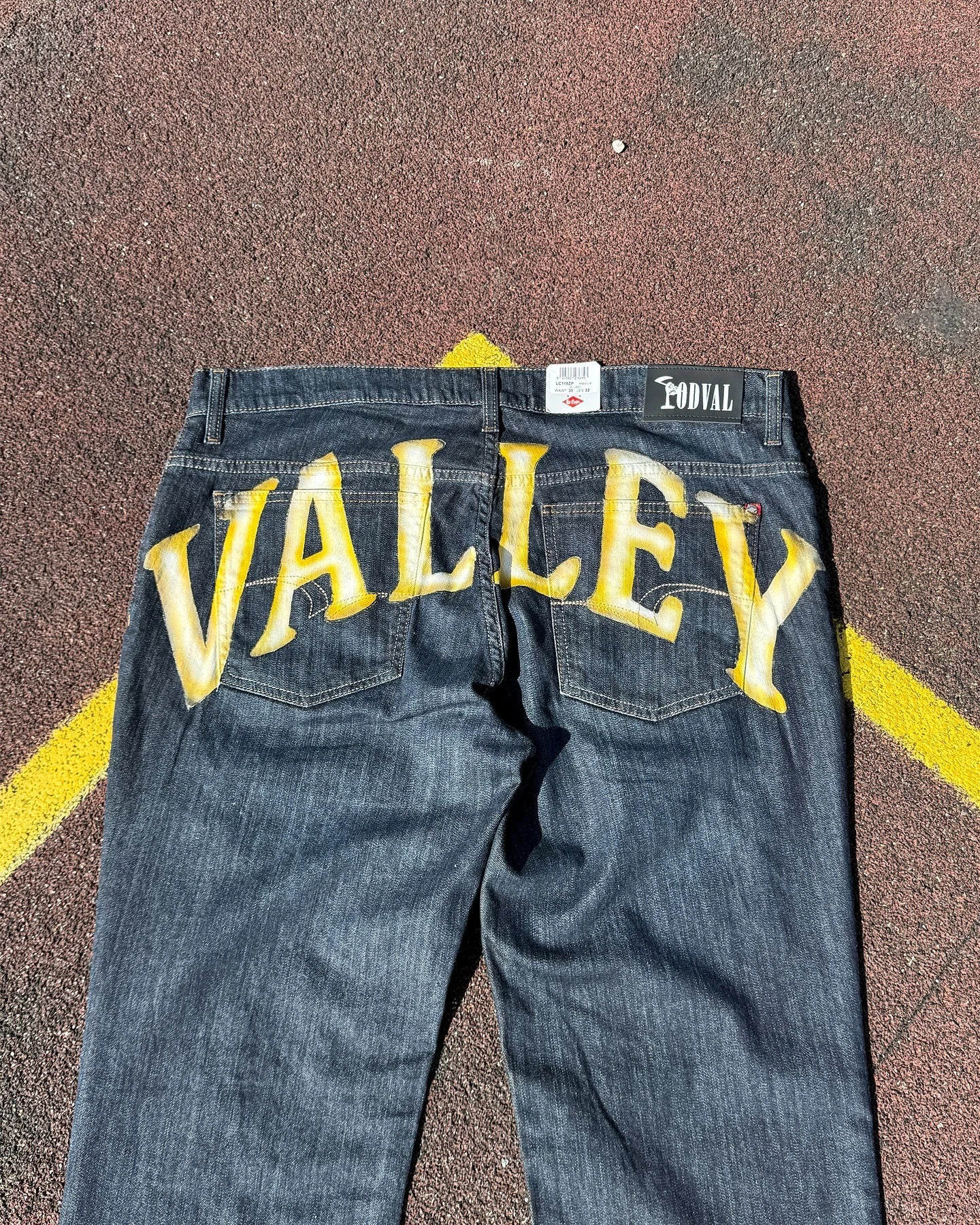 メンズストリートウェアジーンズ、イエローグラフィティプリント、ルーズフィットデニムパンツ、ファッションヒップホップカジュアルトラウザーズ2025