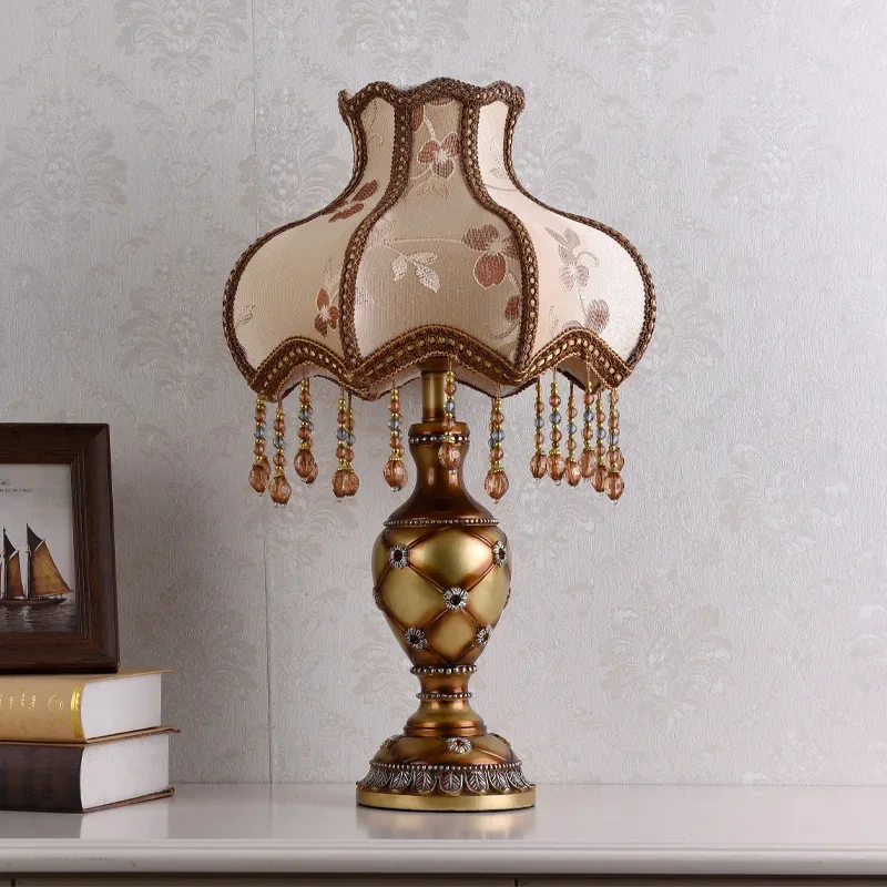 New High-end European table lamp bedroom bedside luxury French pastoral fabric princess American table lamp retro creative lamps