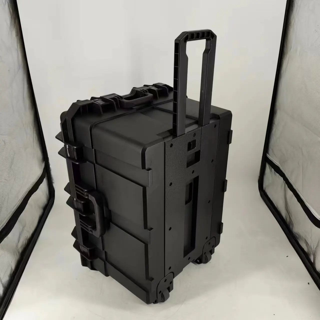 Cassetta degli attrezzi impermeabile IP67 protettiva di sicurezza per attrezzature in plastica dura di alta qualità con tiranti e ruote