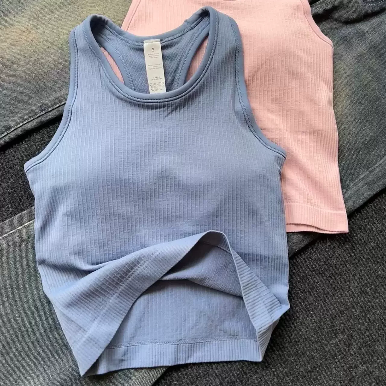 Women's Sleeveless Slim-Fit Sports Tank Top with Built-in Bra Pads - Breathable, Quick-Dry for Running & Yoga