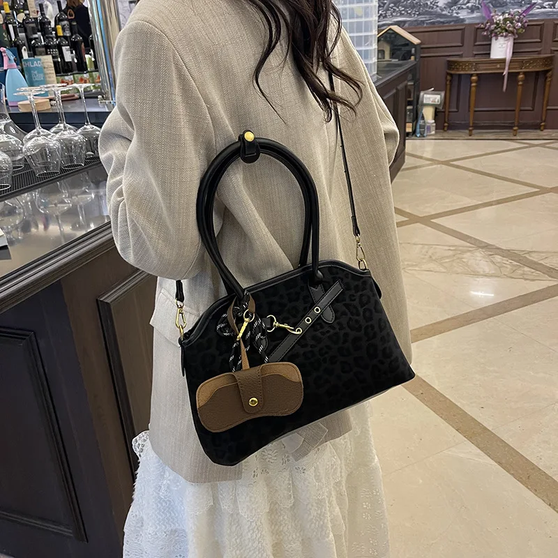 

2025 New Leopard Tote Bag Women Large Capacity Vintage Handheld Shoulder Crossbody Commuter Purse