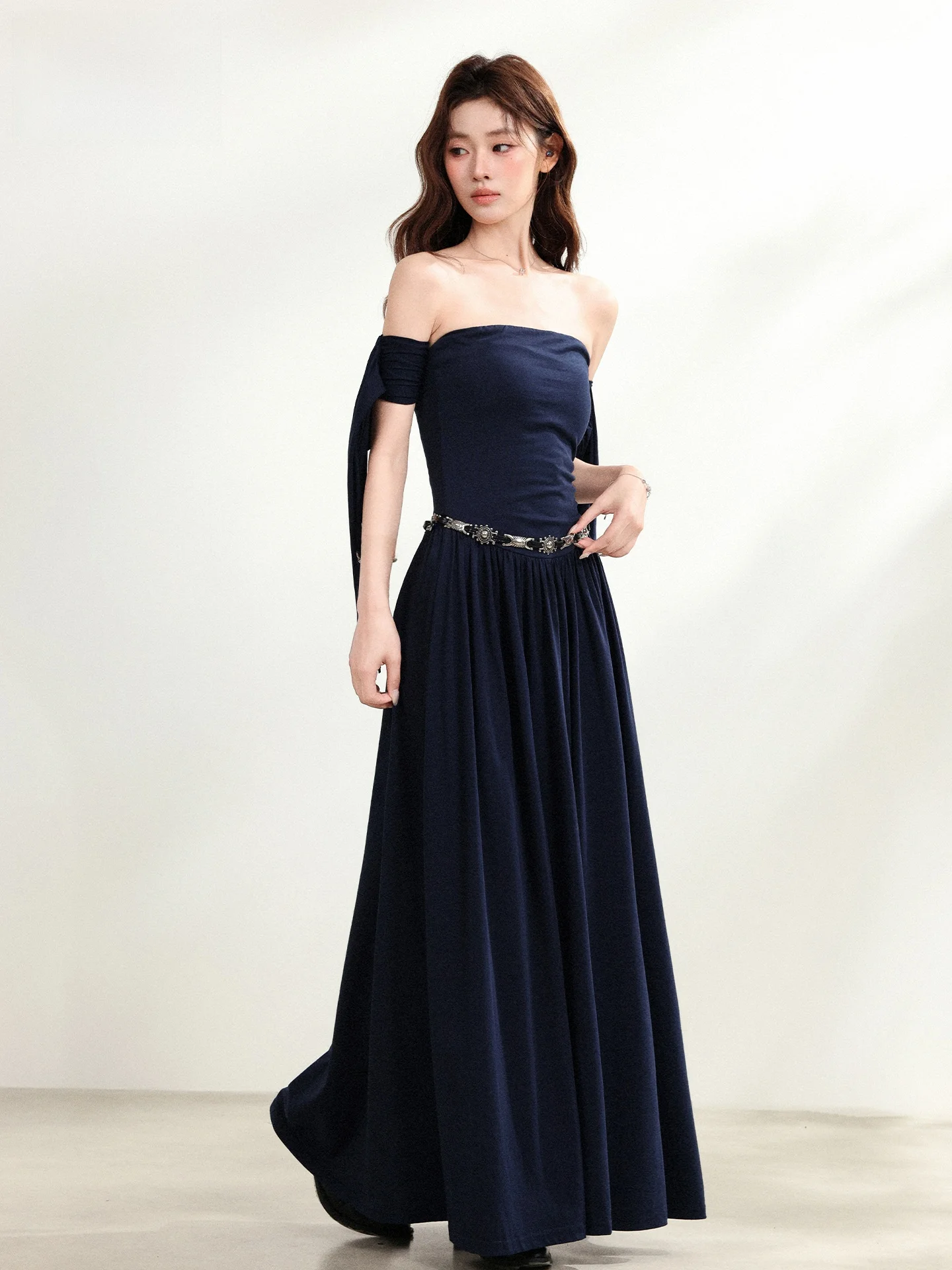 

Elegant Deep Blue One-Shoulder Waist-Cinching Long Dress Women's Fashion Commute Style Gathered Skirt A-Line Silhouette