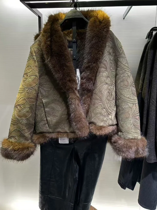 

Новинка зимы 2025, двустороннее длинное пальто с вышивкой из искусственного меха Sve, воротник-стойка, верхняя одежда для женщин, ретро Sle...