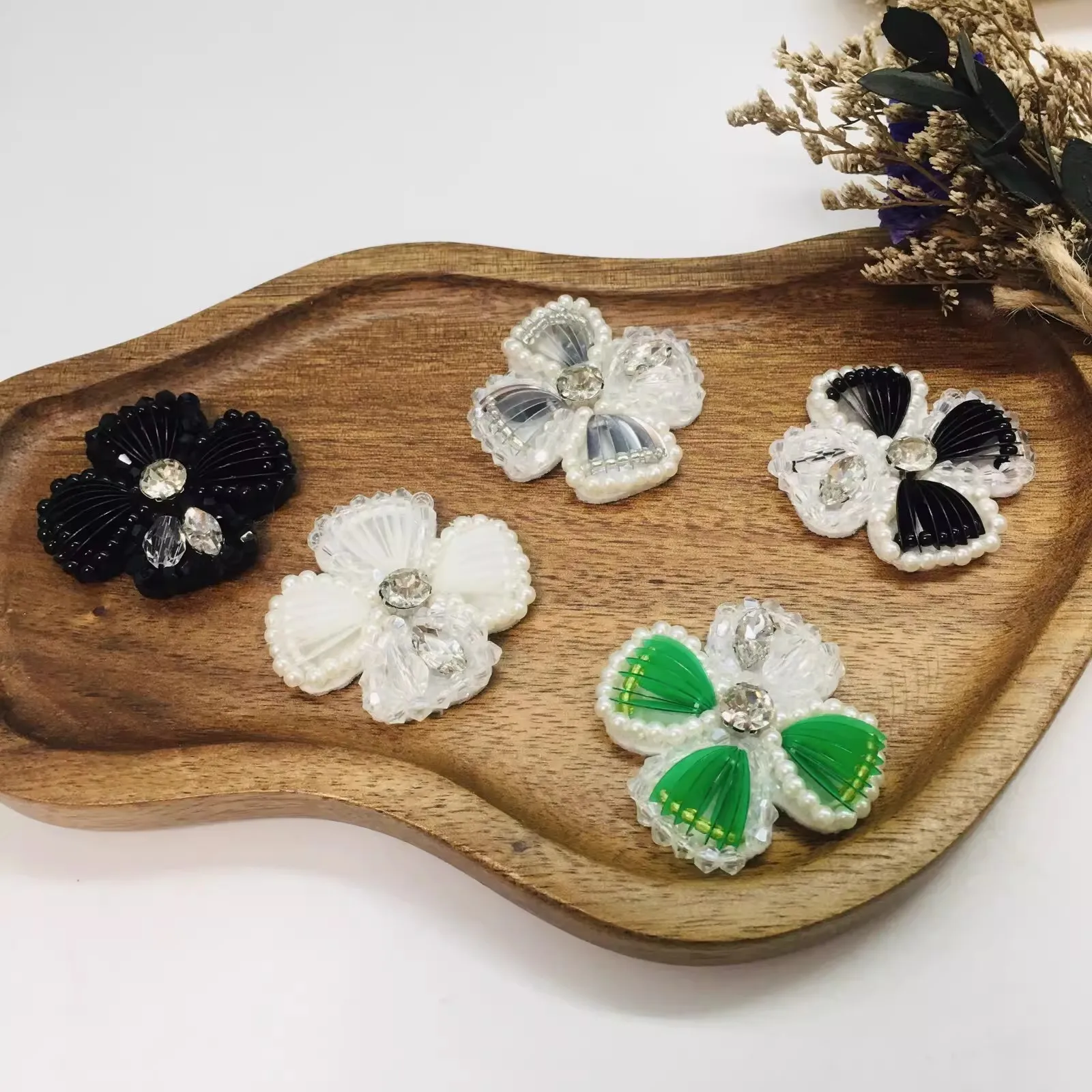 

5 шт. нашивок ручной работы с бисером, декоративные аппликации в виде цветов для одежды, сумок, обуви, модные тканевые наклейки для ручного шитья, нашивки для одежды.