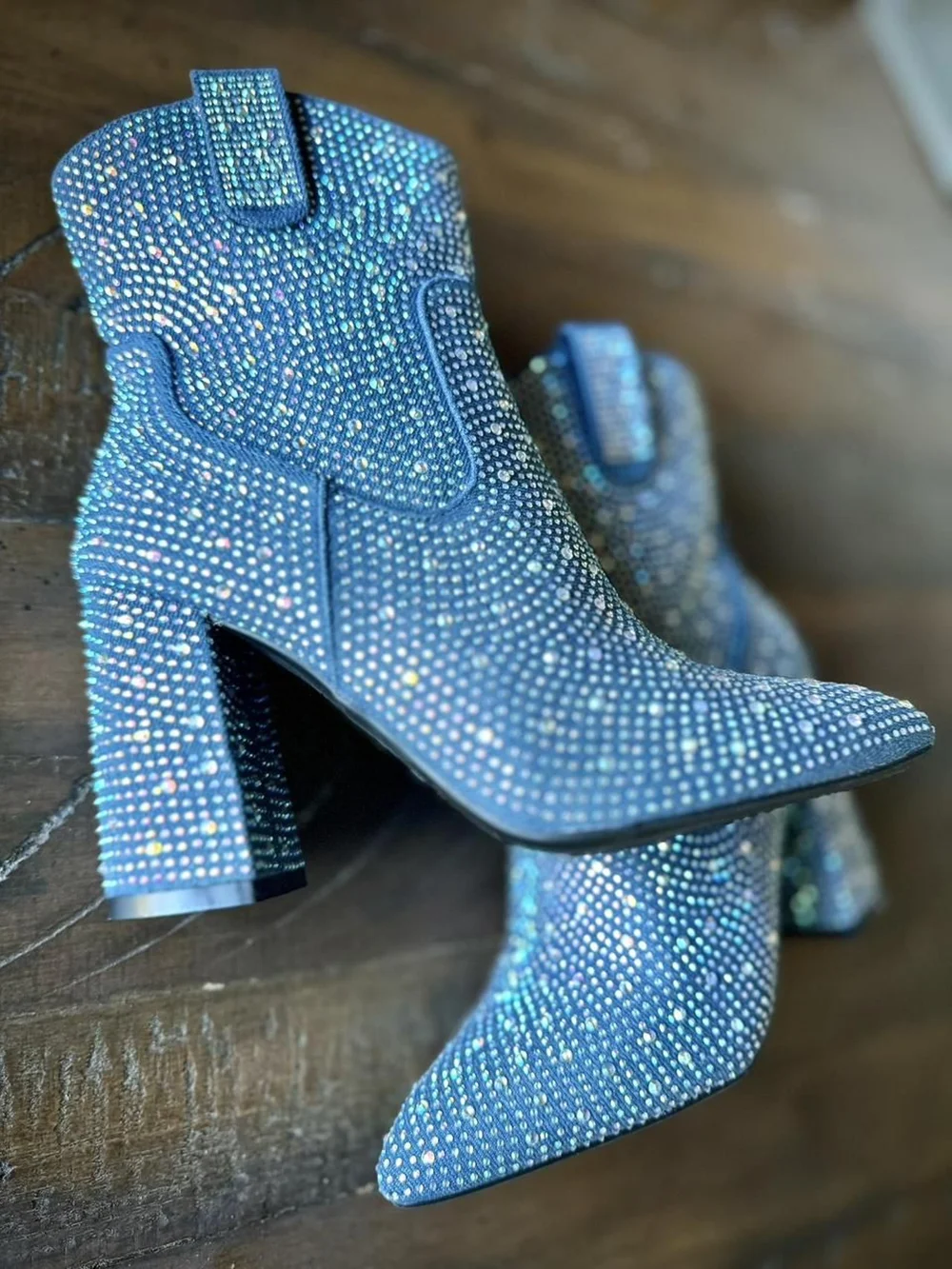 

Темно-синие ковбойские ботильоны на массивном блочном каблуке со стразами, женская обувь с острым носком в западном силуэте для прохладных видов спорта