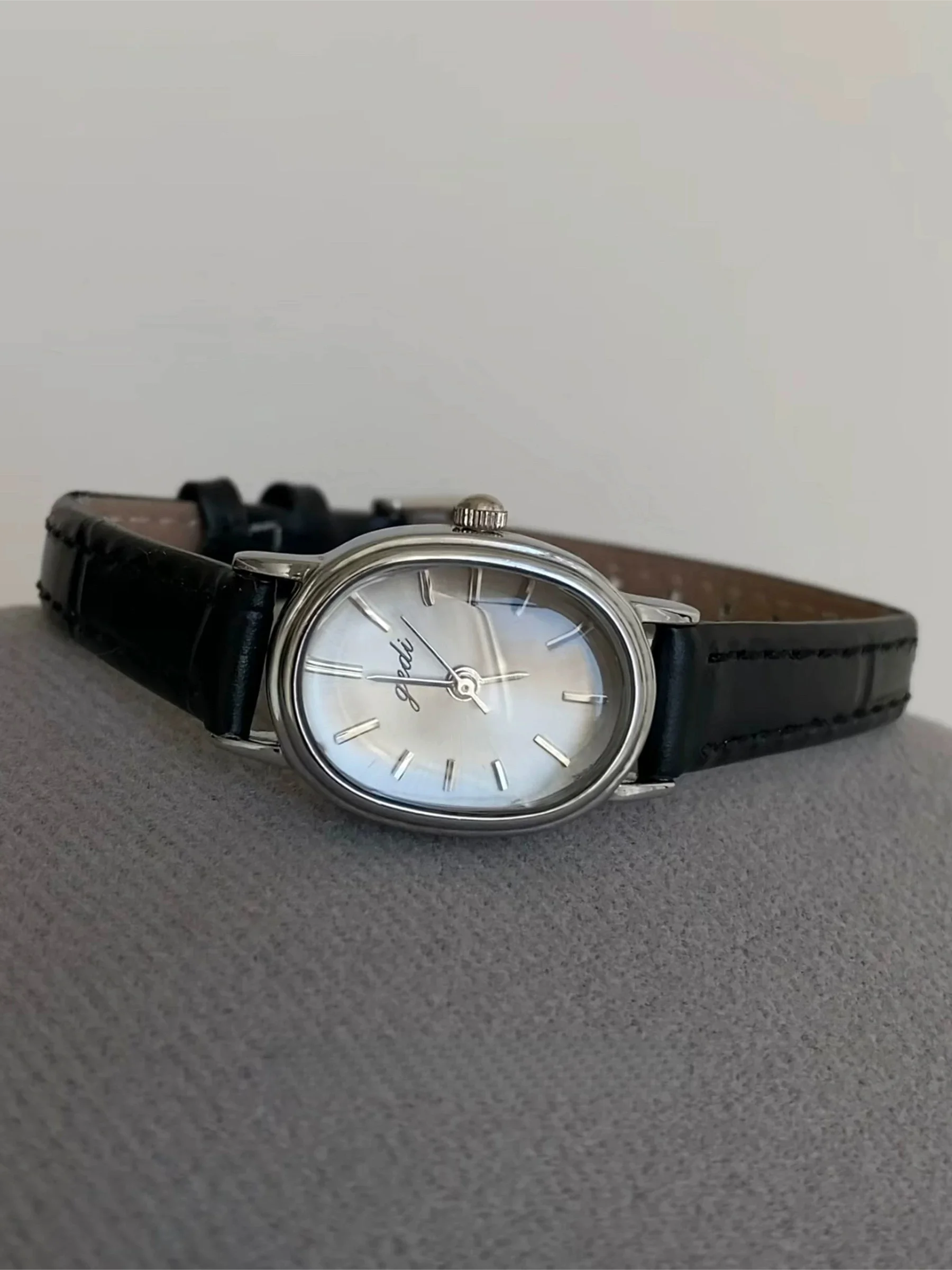 Fashion Women's Watch Oval Roman Quartz Watch Elegant Ladies Watch Lover Gift