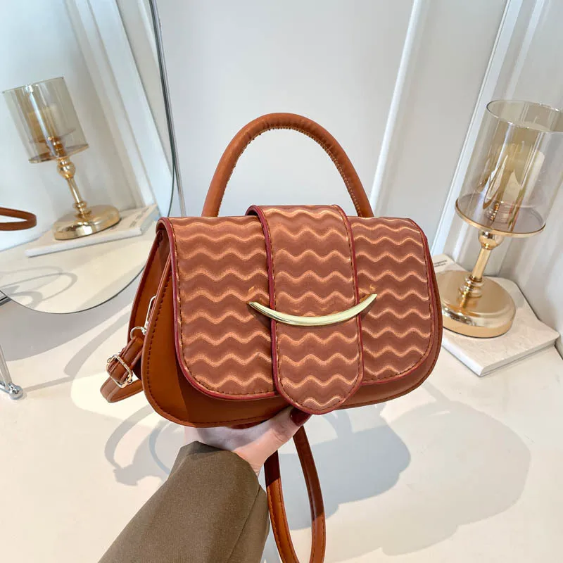 Bolso de mano para mujer con asa superior, acolchado, de cuero PU, bandolera, con solapa y decoración metálica, bolso de hombro moderno, bolso casual para uso diario de damas.