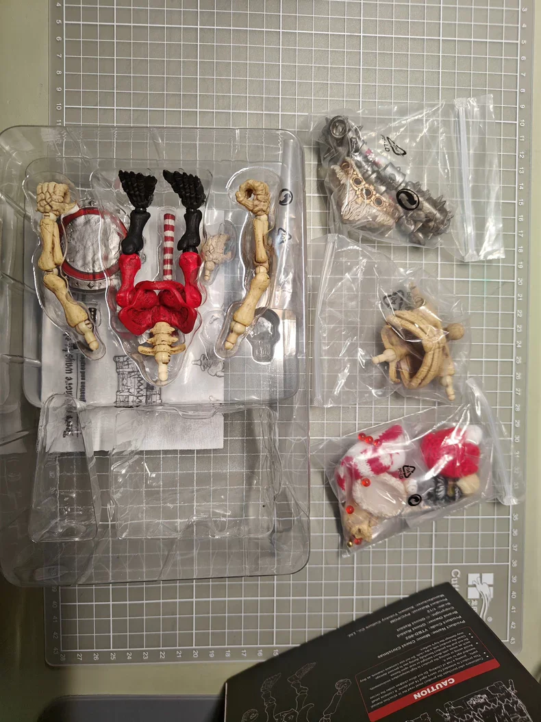 

В наличии: Коллекционная фигурка-кукла «Рождественский скелет в гробу» из серии «Скелеты из подземелья», масштаб 1/12, 15 см