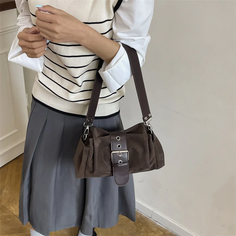 Modische Schultertasche mit breitem Lederriemen, großes Fassungsvermögen, Y2k-Unterarmtasche, Damenhandtasche aus Kunstwildleder mit Klappe für den täglichen Gebrauch – Detail 4