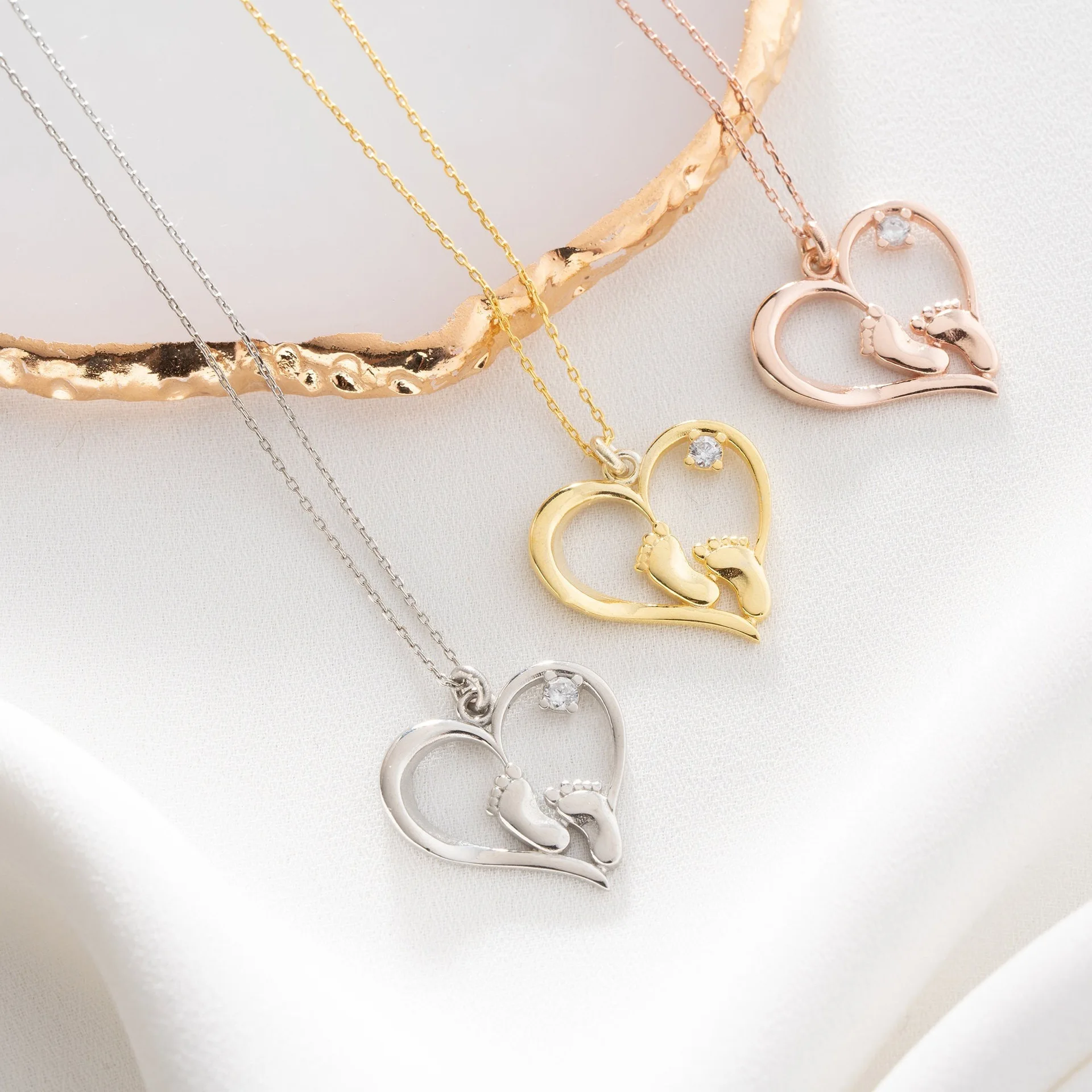 Popular heart-shaped baby footprint necklace, simple diamond-set three-color optional newborn commemorative mother's day