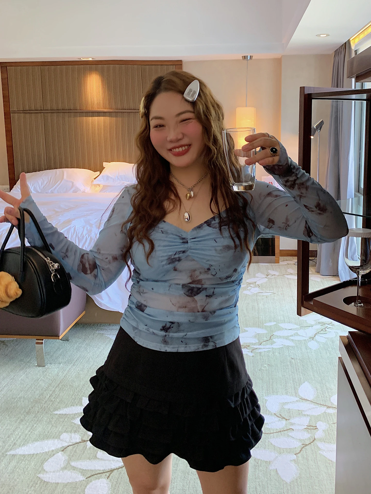 

Женская футболка Dazi Gold большого размера с V-образным вырезом, утягивающая, повседневная, с коротким рукавом, стандартной длины, из полиэстера со спандексом.