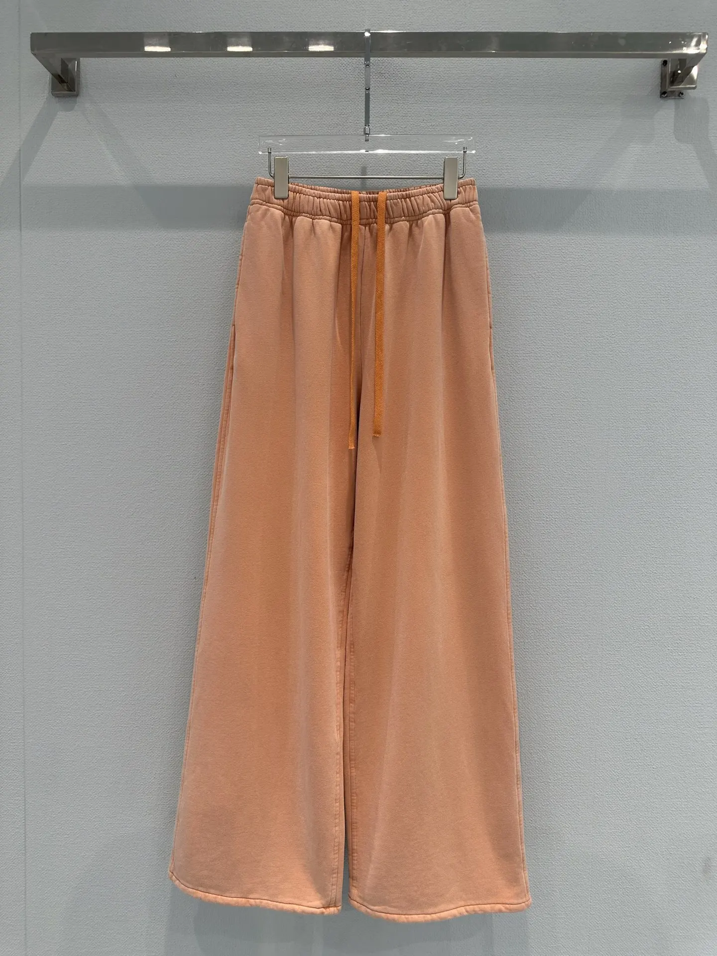 Spring/Summer 2026, loose wide-leg design with soft drape fabric, label on the back, elastic waist + drawstring. Suitable for bo