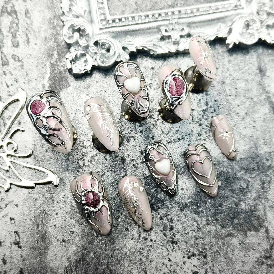 10 piezas de uñas postizas extra largas en forma de almendra, hechas a mano, rosa plateado con corazones y gemas 3D, diseño gótico, ideales para verano y acción de gracias 4