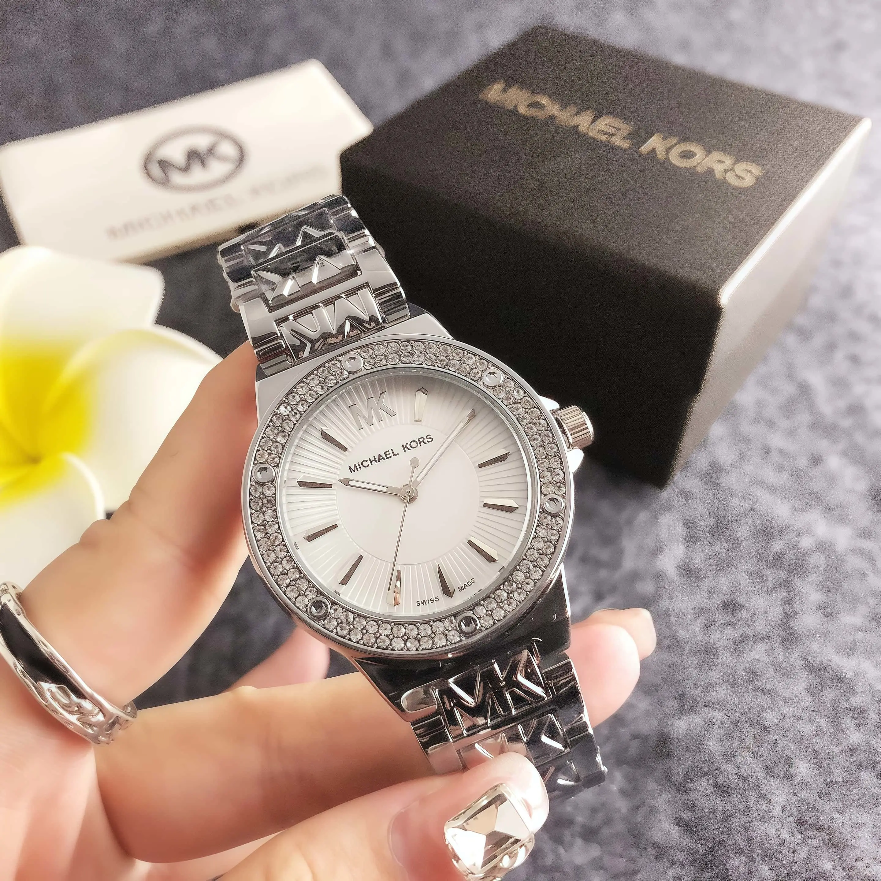 Brandneue Michael Kors Luxus-Damenuhr, zifferblatt mit Diamantakzenten, Quarzwerk, lässiger Business-Stil, Material aus Legierung.