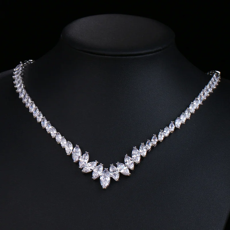 

Minimalist Shiny V-Shaped Necklace, Inlaid Olive Shaped Zircon, Elegant Accessories for Bridal Wedding Dresses