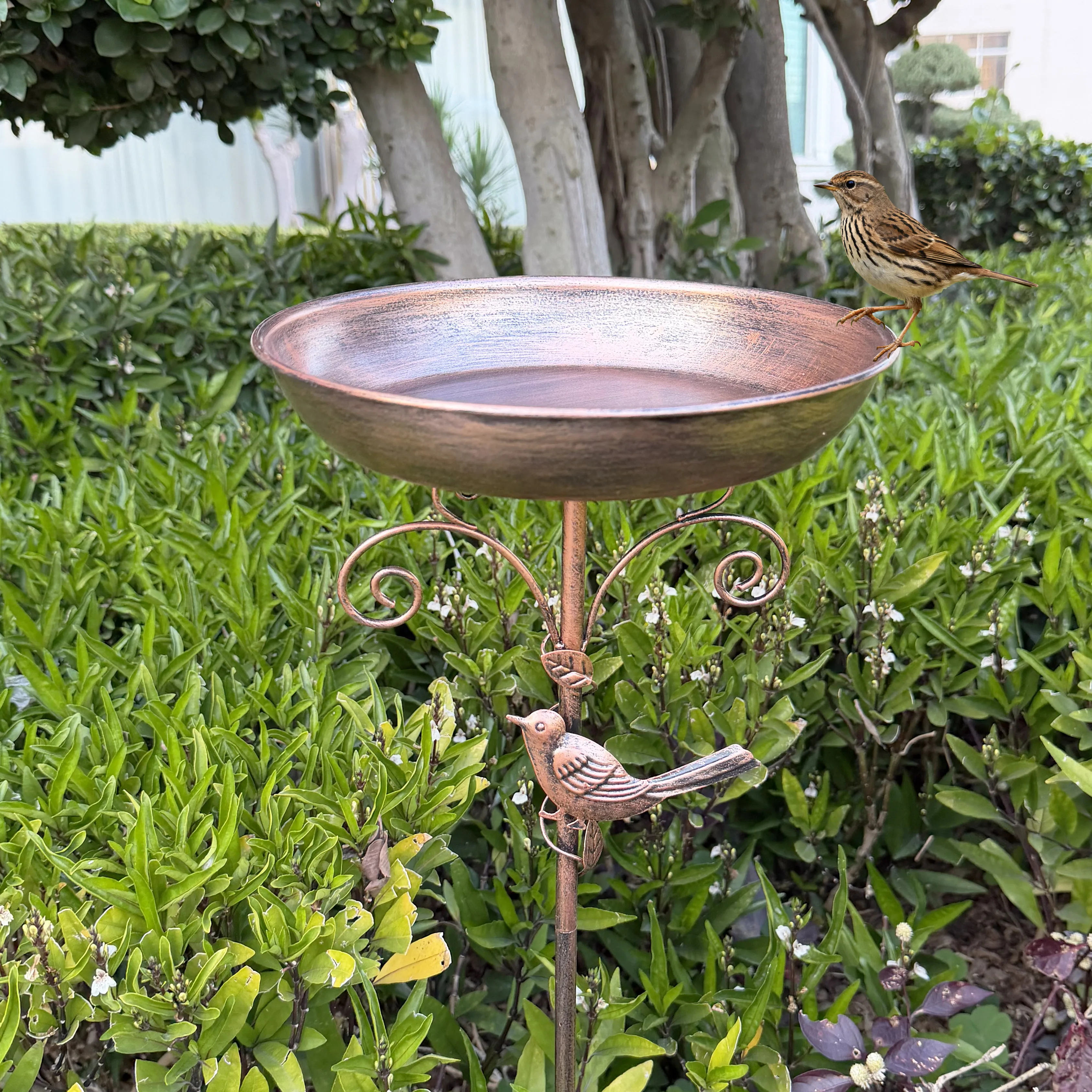 A Vintage Copper-Colored Iron Bird Bath and Feeder, Dual-Purpose, Rust-Resistant for Outdoor Use, with 5 Stable Legs, Garden and Yard Decoration, Bird Drinking and Bathing Station, Easy to Clean, Classic Garden Decoration, Rustic Outdoor Decor, Durable Handmade Product, Easter Decoration/Outdoor Bird Feeder/Basic Feeding Equipment/Outdoor Scene Decoration