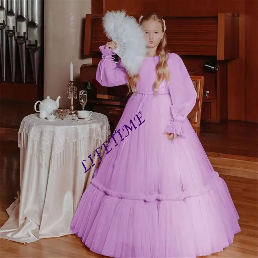 Sukienka księżniczki z dekoltem typu O, długimi bufiastymi rękawami, o kroju litery A, długa, balowa, dla dziewczynki sypiącej kwiatki, do ziemi, plisowana, elegancka, na Pierwszą Komunię Świętą, szyta na miarę.