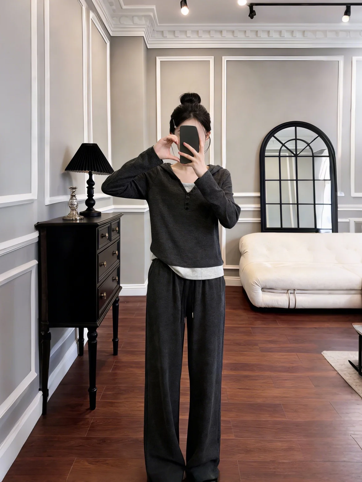 

Весенняя новинка: женский повседневный модный комплект из двух предметов — свитшот с V-образным вырезом и длинные брюки для работы и повседневной носки.