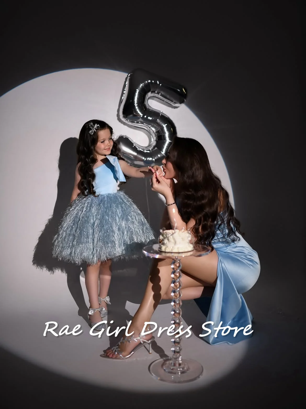 robe-de-demoiselle-d'honneur-en-satin-bleu-clair-a-une-epaule-avec-nœud-coupe-courte-trapeze-pour-enfants-ideale-pour-anniversaires-seances-photo-concours-et-evenements-formels