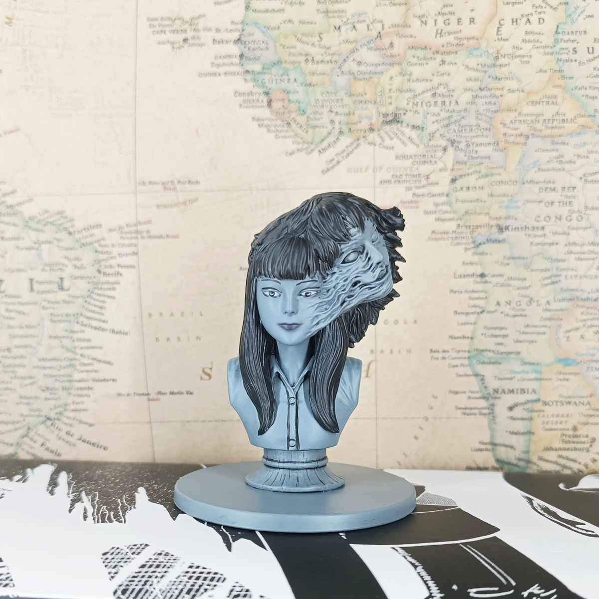 8 teile/satz (7 + 1) Horror Comic Junji Ito Tomie Slug Mädchen Scarecrow Pocket Curse Abbildung Modell Original Sammlung Blind Box