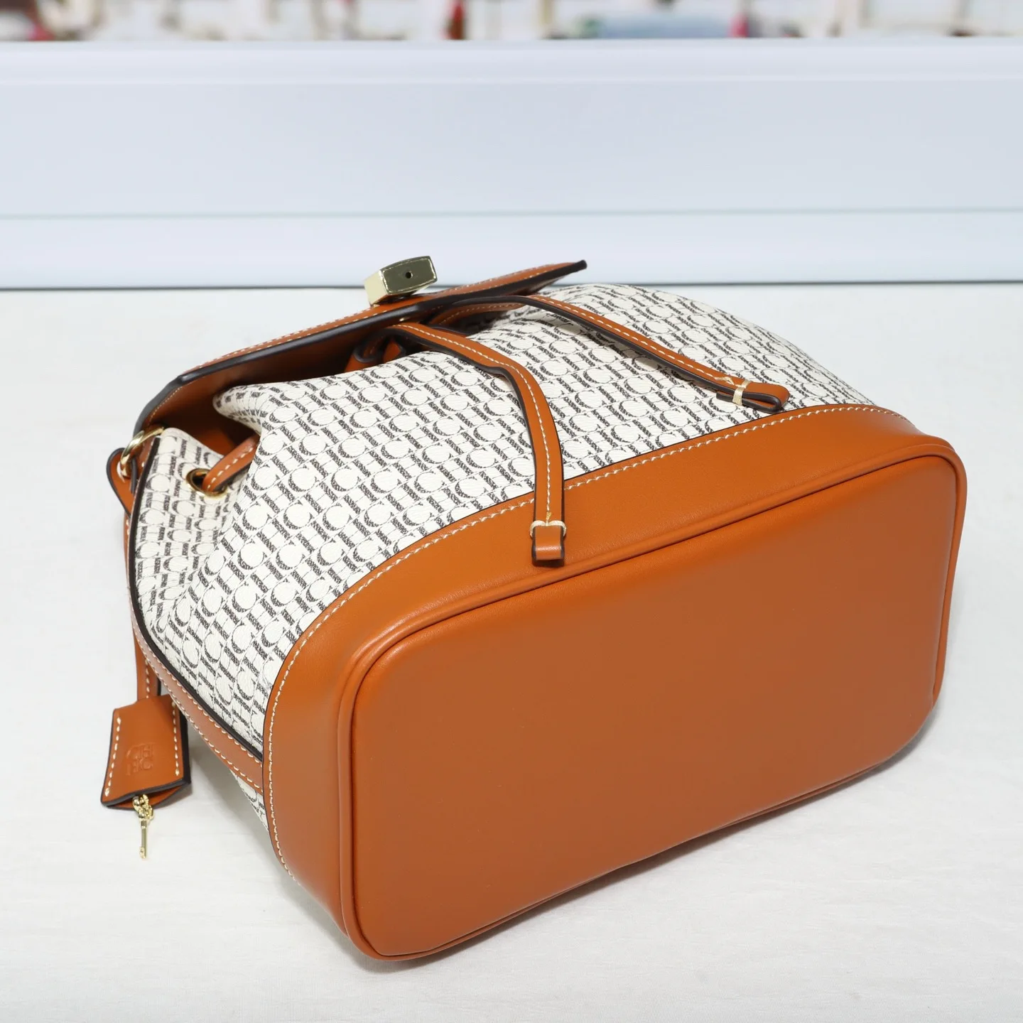 حقيبة ظهر CH Fashion وصلت حديثًا حقيبة ظهر ذات ملمس أصلي خفيفة فاخرة وبسيطة ومتعددة الاستخدامات حقيبة ظهر عصرية على شكل حرف أبجدي