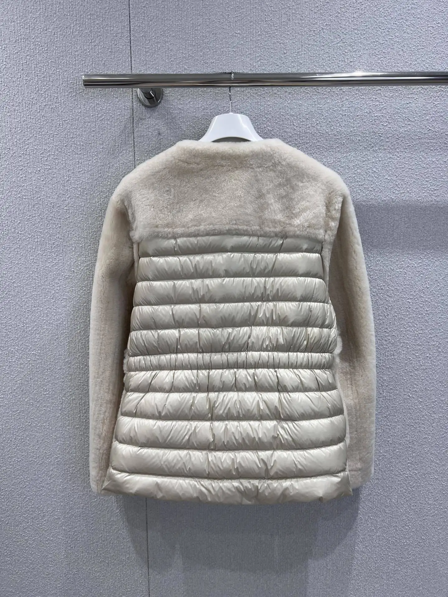 

Light beige plush drawstring waist-cinching coat, warm, soft and skin-friendly, light luxury round-neck zipper top