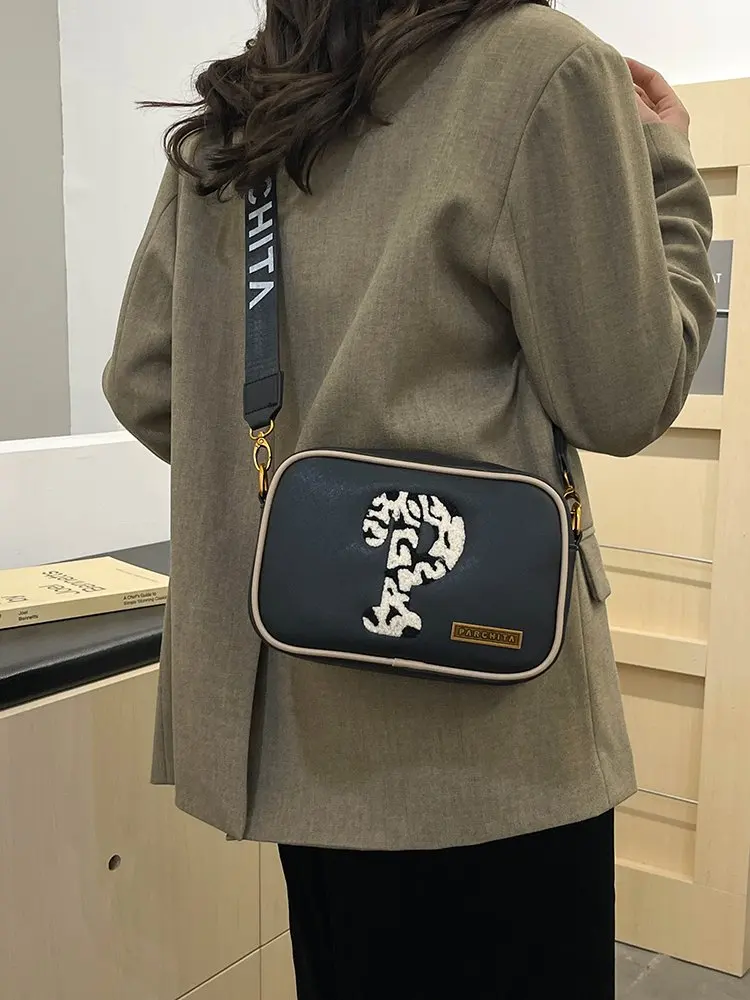 

Elegant Women's Messenger Bag With Fine Leather And Classic Paris Style And Chic Commuter Design