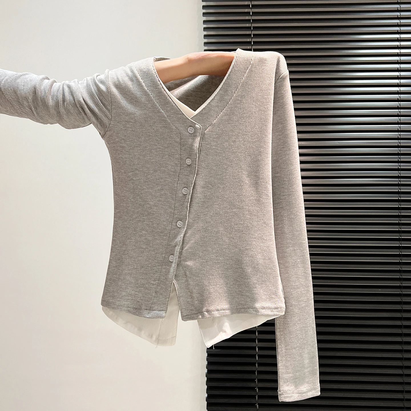 

V-neck Plus Velvet Base Shirt for Wearing Fake Two-Piece Top, New Spring and Autumn Slim Fit Long Sleeved T-shirt