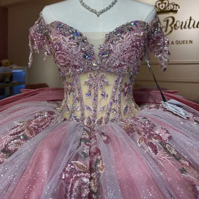 

Красное темно-розовое платье Quinceanera с открытыми плечами, кружевное платье с кристаллами и блестящими цветами, длинный хвост, платья de 15, Quinceanera ﻿ Настроить