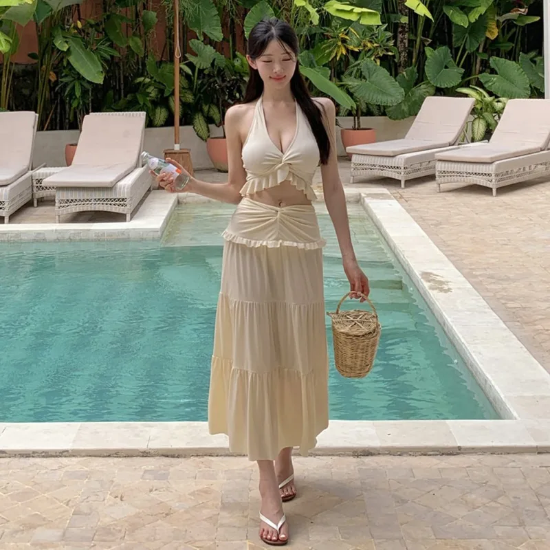 

2025 Купальник из трех предметов во французском стиле Бежевый топ бикини с лямкой на шее и рюшами и юбкой миди Сексуальная курортная одежда для женщин