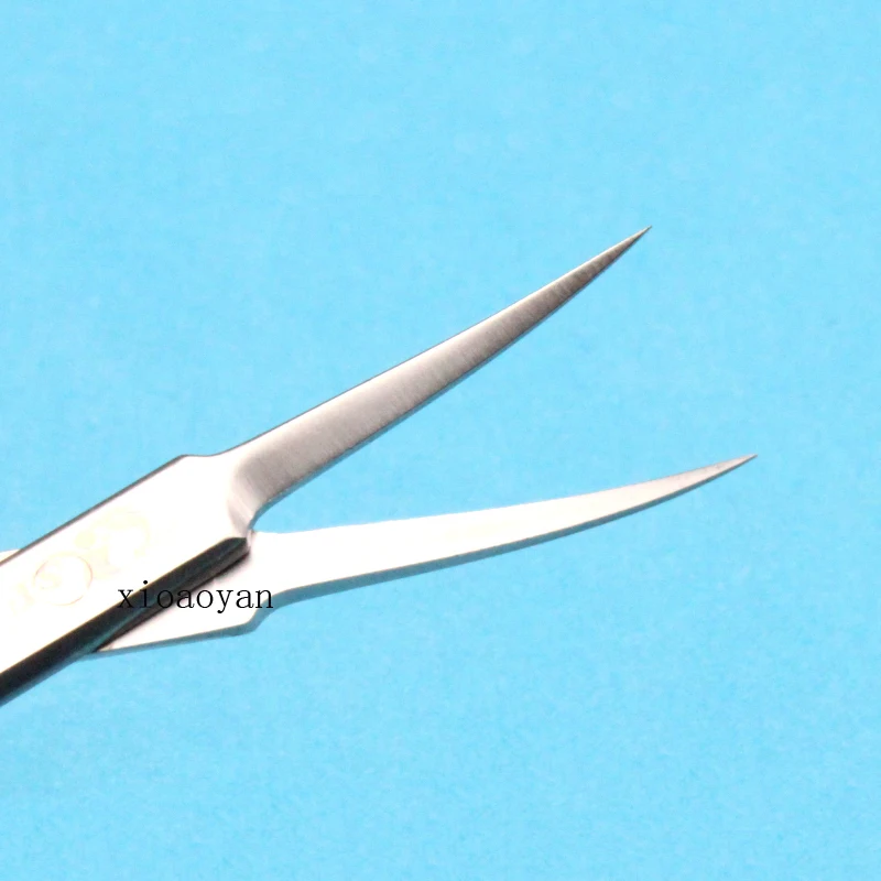 The doctor uses scissors to remove stitches for double eyelids and open the corner of the eye