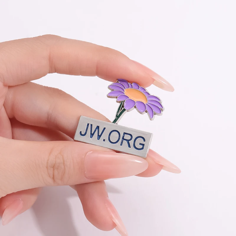 Alfileres esmaltados de Margarita púrpura, broches personalizados JW.ORG de Jesús, insignias de solapa, joyería de flores de dibujos animados, regalo para niños y amigos