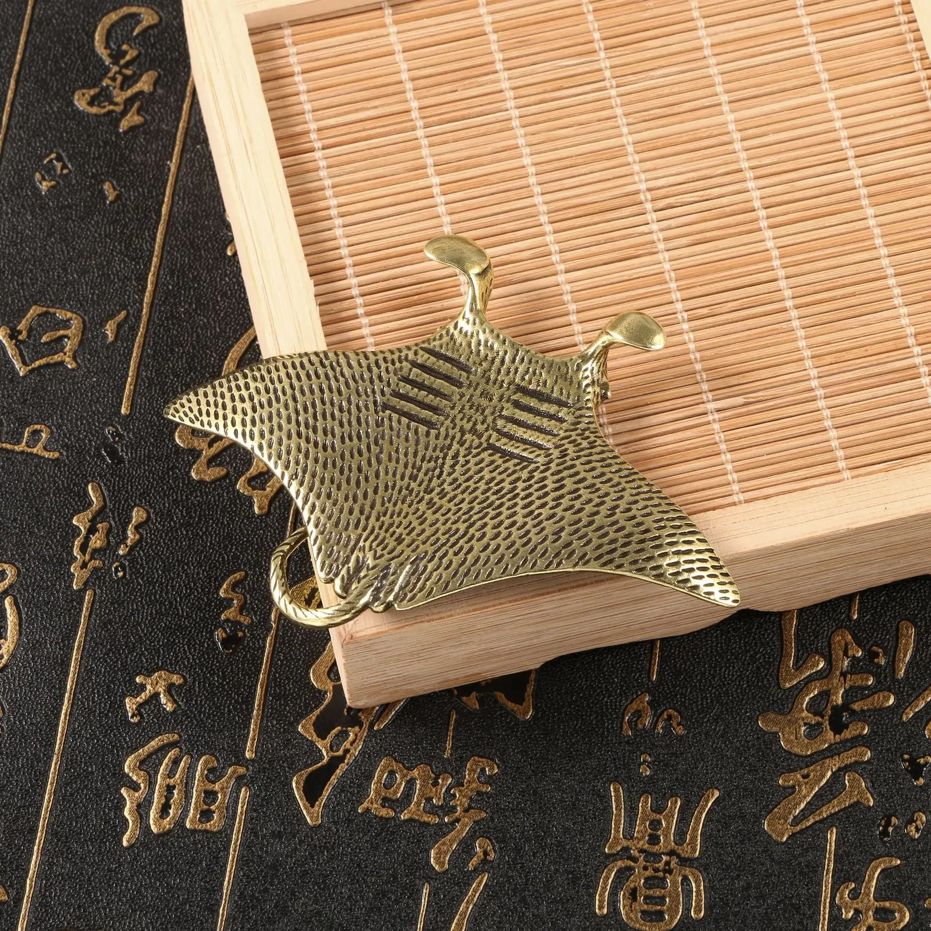 Large Devil Fish Brass Figurines Manta Rays Copper Ornaments Study Desk Decoration Carving Clear Textures of Marine Creatures