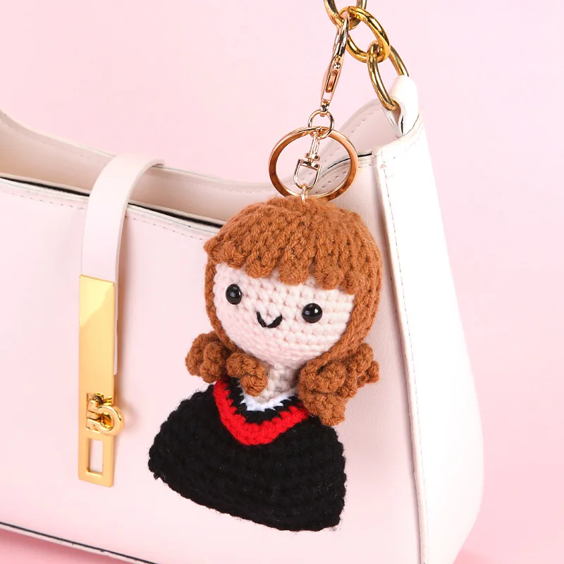 2026 Häkel-Abschlusspuppen-Anhänger, fertige handgewebte Puppen-Schlüsselanhänger, Rucksack-Deko, Abschlussgeschenk – Detail 3