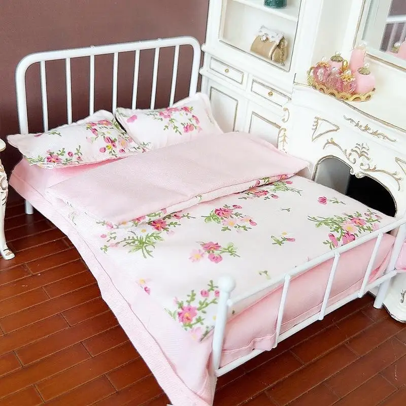Novo 1/12 casa de bonecas em miniatura cama quatro peças conjunto folha colcha travesseiro colcha capa conjunto boneca quarto decoração brinquedo