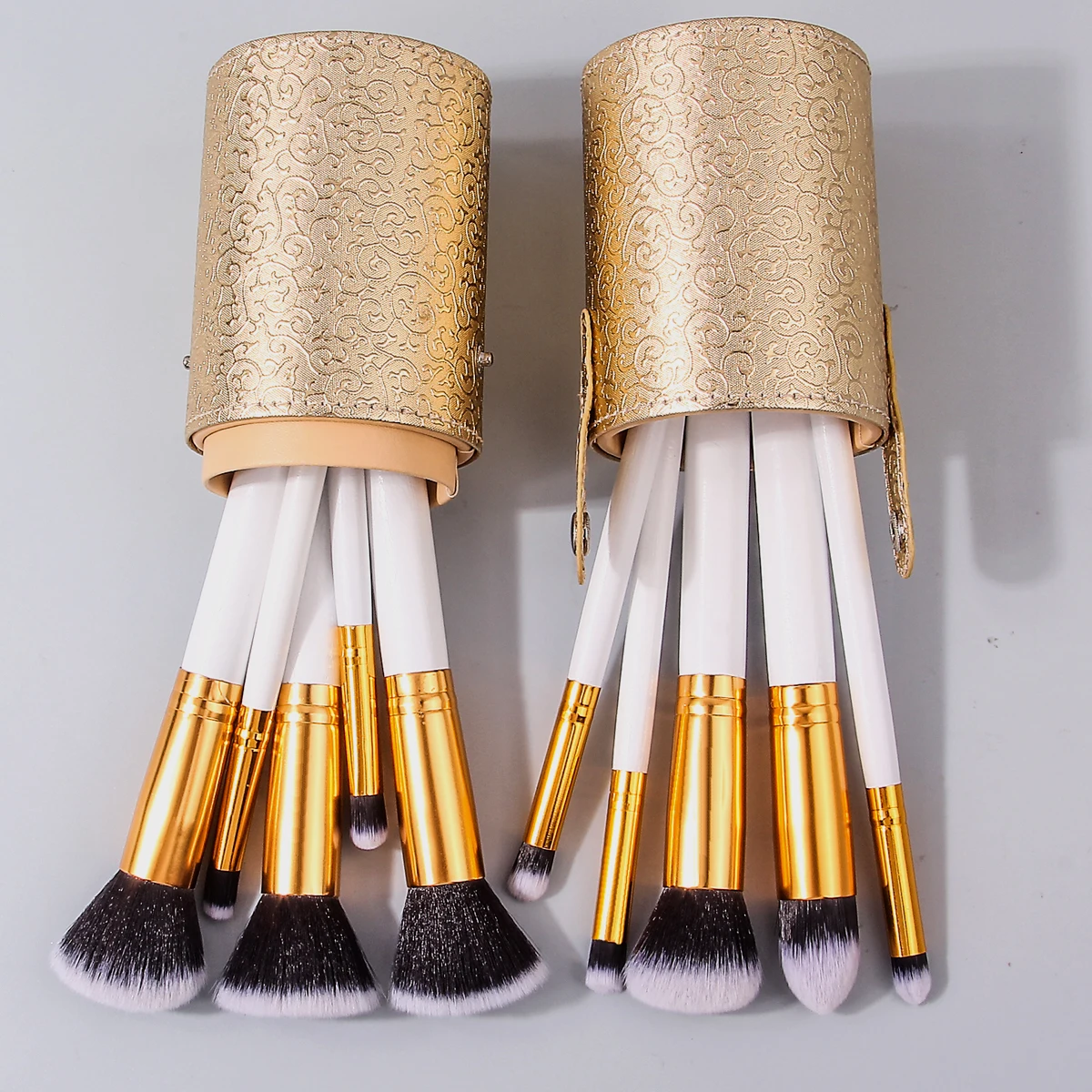 Ensemble de pinceaux de maquillage multifonctionnels à poils souples, manche en bois, bouffantes de poudre triangulaires et seau de rangement portable avec couvercle, 13 pièces