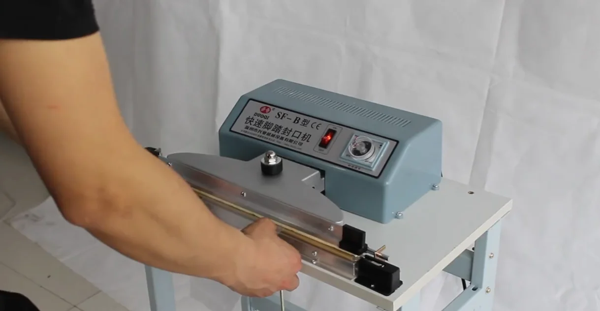 Automatic electric wool ball winding machine with speed regulation for sewing fabric kits
