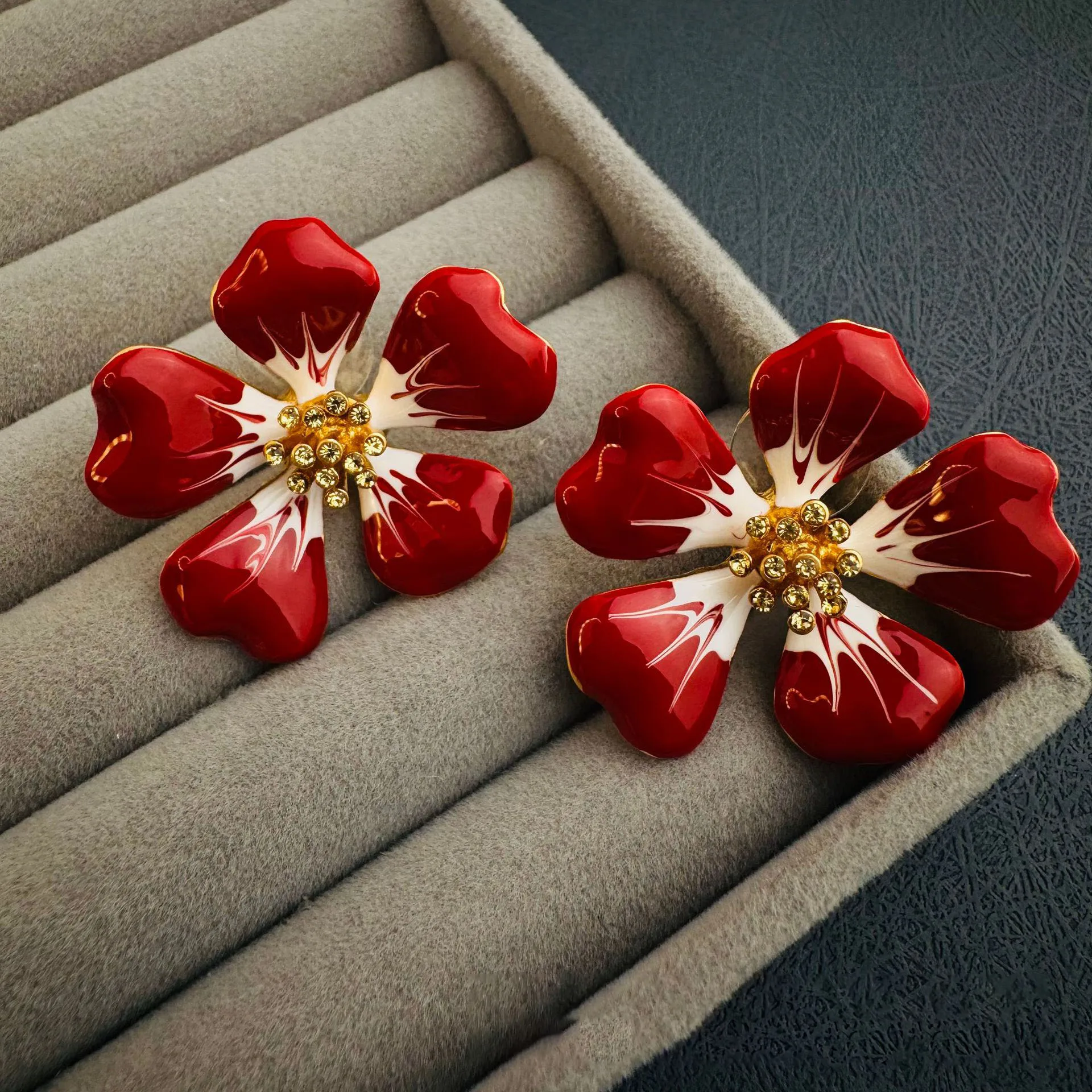 

Retro electroplated enamel flower-shaped ladies' earrings