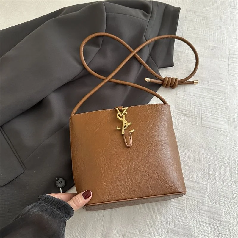 تصميم 2025 حقيبة يد كلاسيكية جديدة للتنقل اليومي العصري، تتميز به هيكلًا كبيرًا على شكل دلوًا.