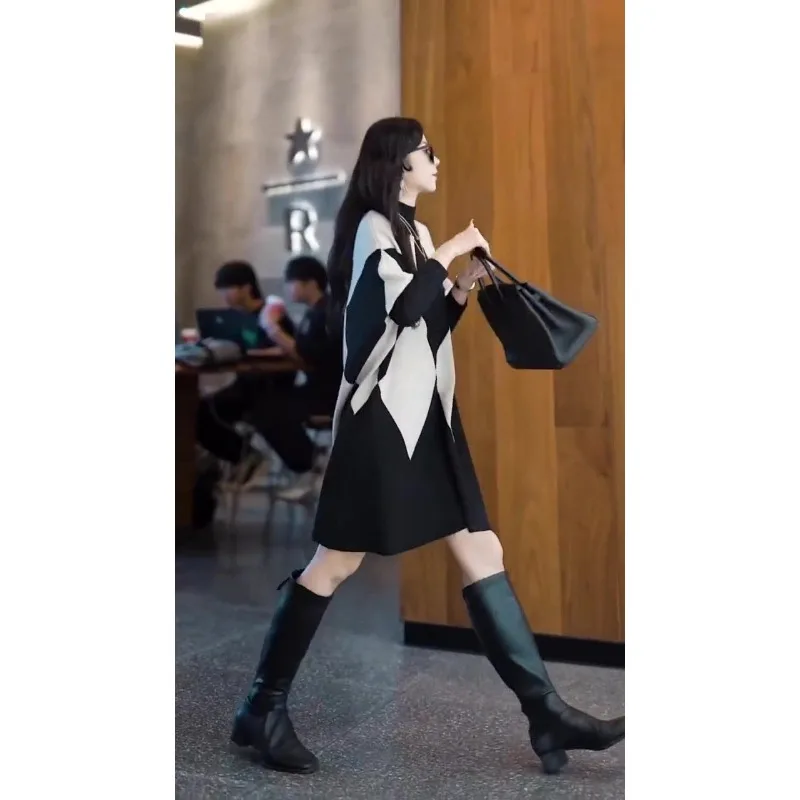 Modny sweter damski w stylu koreańskim z kontrastowymi kolorami, uniwersalny na jesień i zimę, nowa luźna dzianinowa bluzka bazowa.