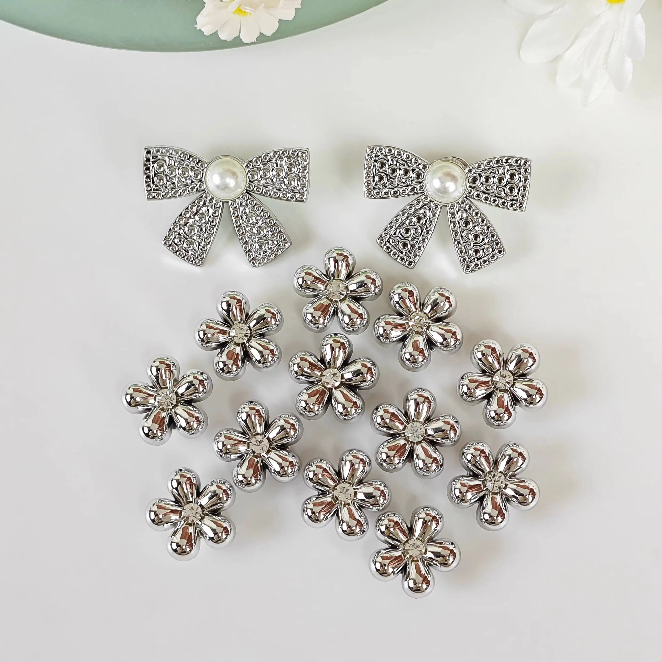 14Pcs DIY Shoe Decoration Charms, Shiny Pearl Bows, Silver Flower Decorative Buckles, Non-Metallic Lightweight Material, Y2K Fashion Versatile Cute Personality Accessories for Men and Women, Suitable for Eva Beach Shoes, Sandals, Removable Shoe Decoration, Holiday Gift