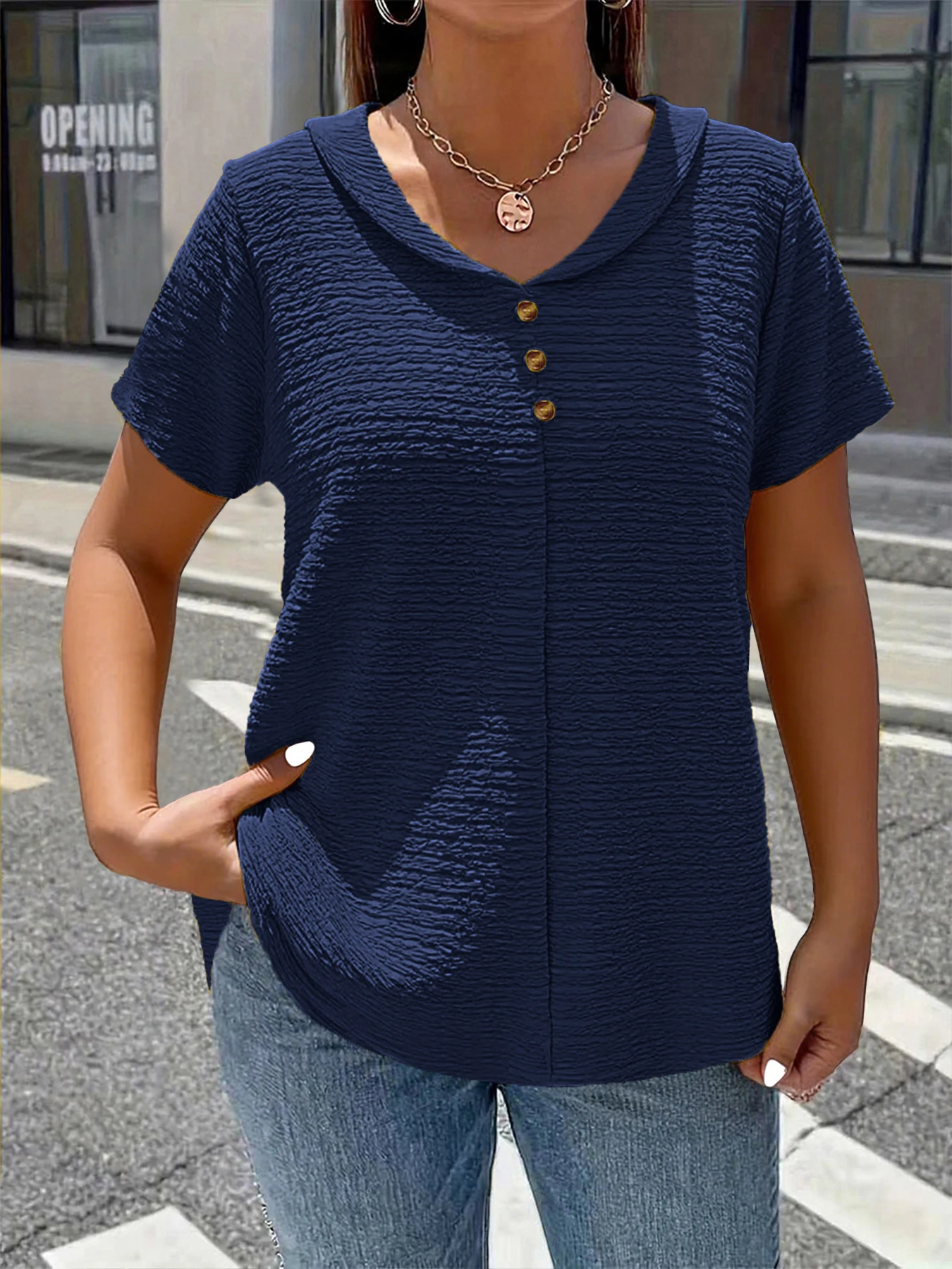 Plus Size Frühling und Sommer, neue modische, elegante, einfarbige, strukturierte Stoffkleidung mit Knöpfen, Puppenkragen, kurzen Ärmeln, vielseitig kombinierbar. – Detail 2