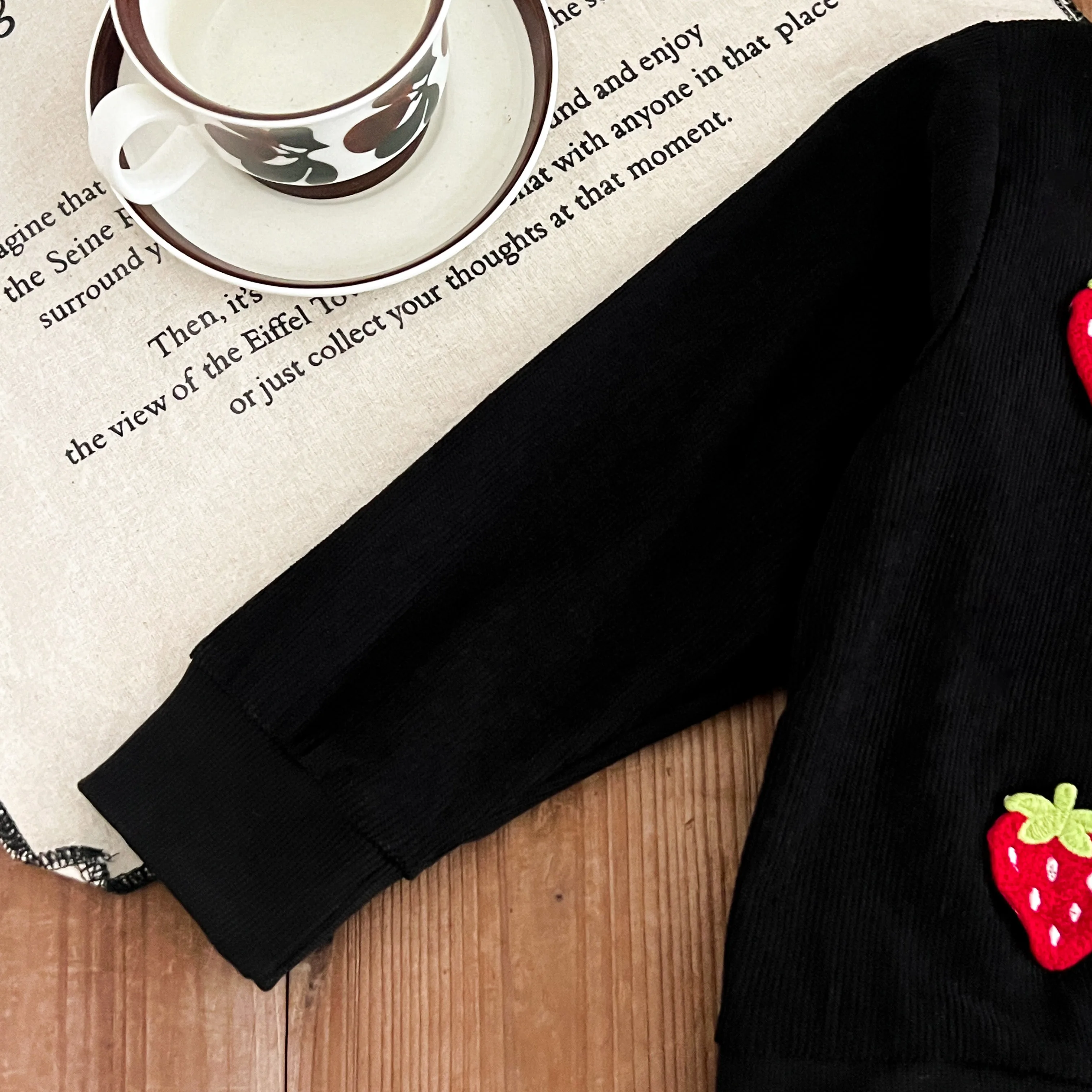 Mädchen Modisches und Lässiges Set Herbst Erdbeer-Verzierung Schwarzes Langarm-Oberteil Roter Plissierter Rock Zweiteiler Kleidungsset – Detail 5