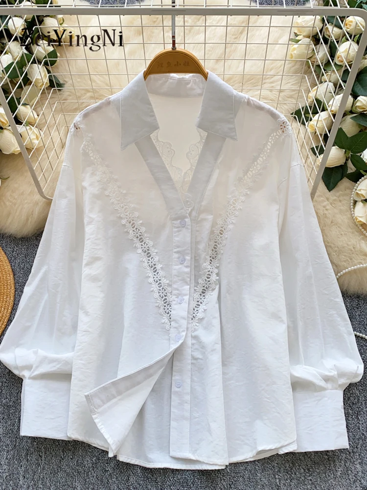 

Beiyingni белая свободная рубашка большого размера, женская кружевная рубашка с полыми пуговицами, корейские повседневные женские топы с длинными рукавами, однотонные роскошные блузки с v-образным вырезом