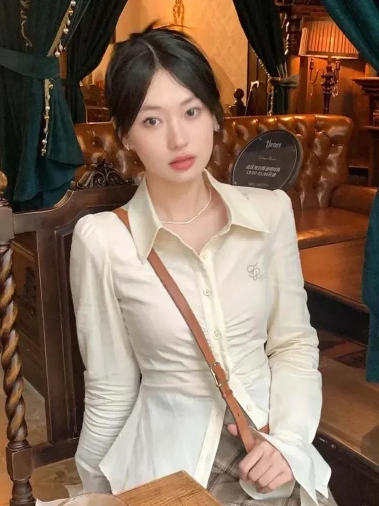 

Белая рубашка на пуговицах, женская осенняя тонкая блузка с длинным рукавом, корейские милые топы со складками на талии, модные укороченные блузки с вышивкой, топы