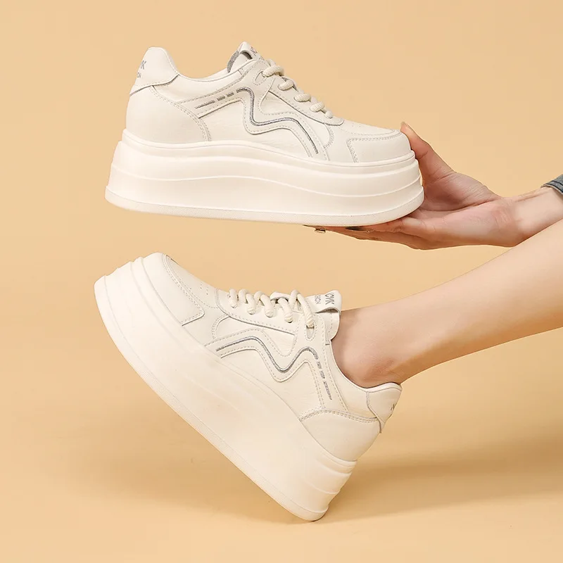 New Women's Sponge Sole Sneakers Versatile Soft Sole Board Shoes Lightweight Sports Shoes Casual Style Thick Sole White Shoes