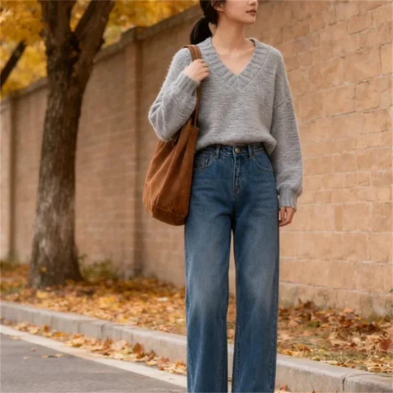 Korte, eenvoudige, effen gebreide damestrui voor de herfst van 2025, modetrends