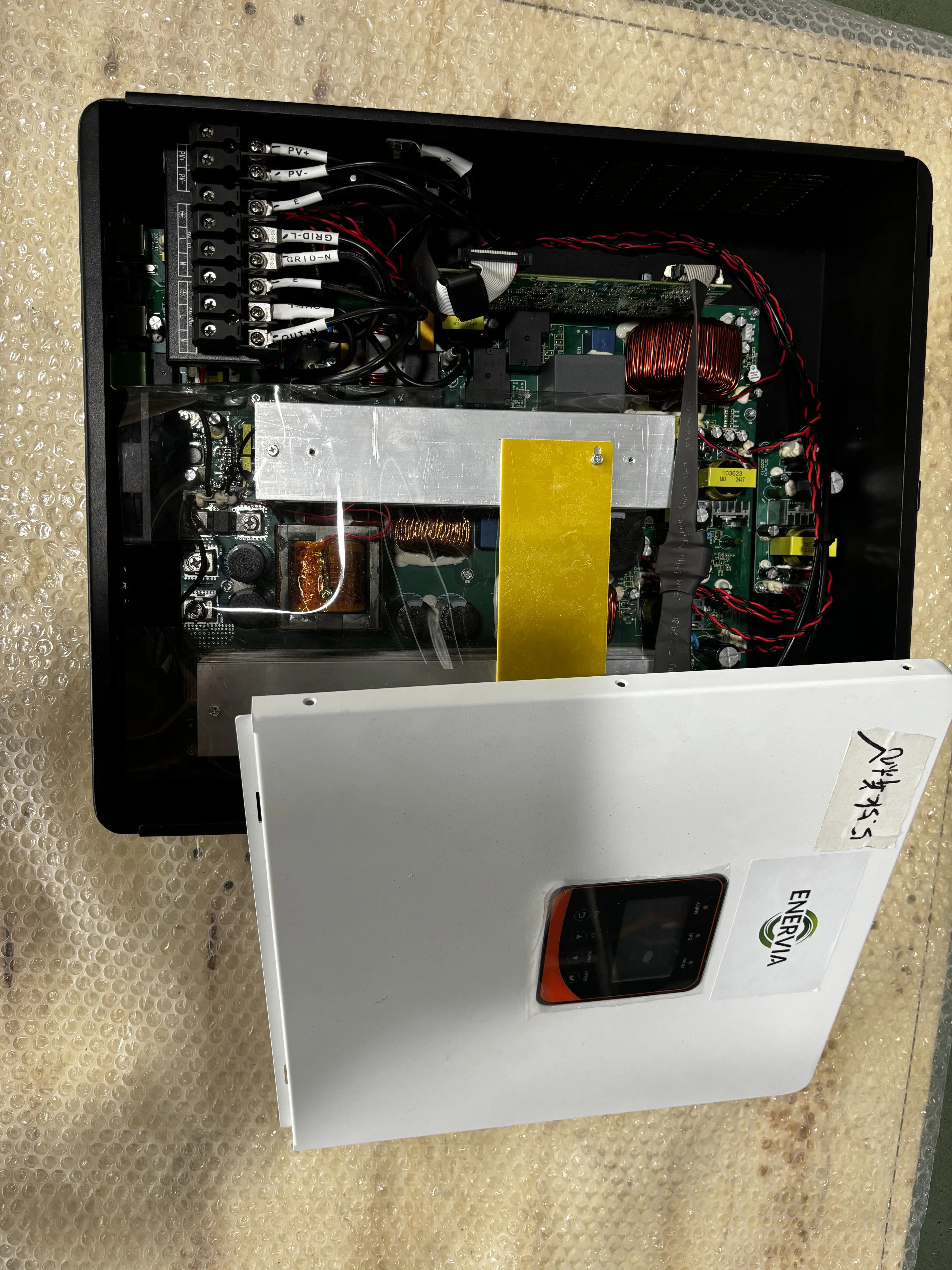 2025 عاكس شمسي احترافي جديد موفر للطاقة عاكس شمسي ثلاثي الطور محسّن لحد أقصى كفاءة 93%