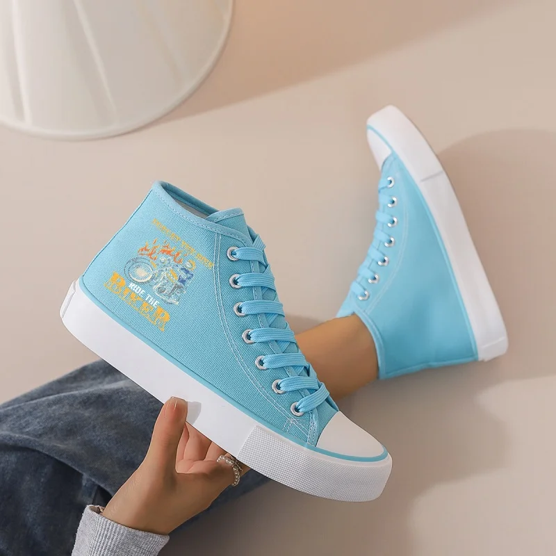 

Женские голубые высокие парусиновые кроссовки: подошва на платформе и мультяшный принт. Шнуровка для повседневного ношения с джинсами, брюками и юбками.
